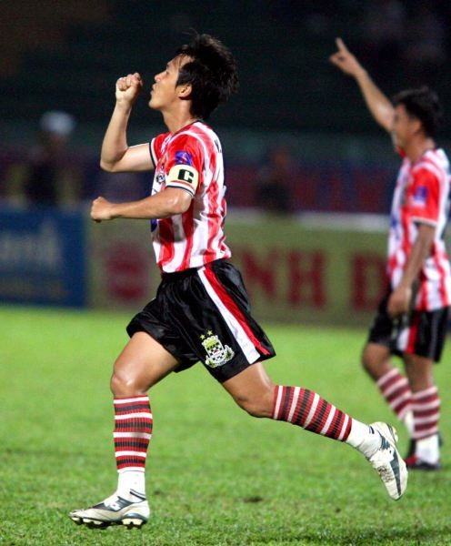 Năm 2002, Minh Phương chuyển sang thi đấu cho CLB Đồng Tâm Long An với giá chuyển nhương 400 triệu đồng và trở thành cầu thủ đắt giá nhất Việt Nam khi đó. Ảnh: Quang Minh